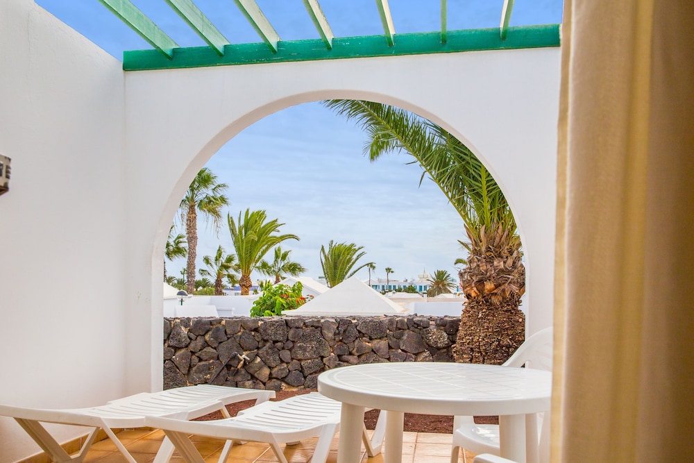 Apartamentos LIVVO Las Gaviotas — Hotel building in Puerto del Carmen, Canary Islands