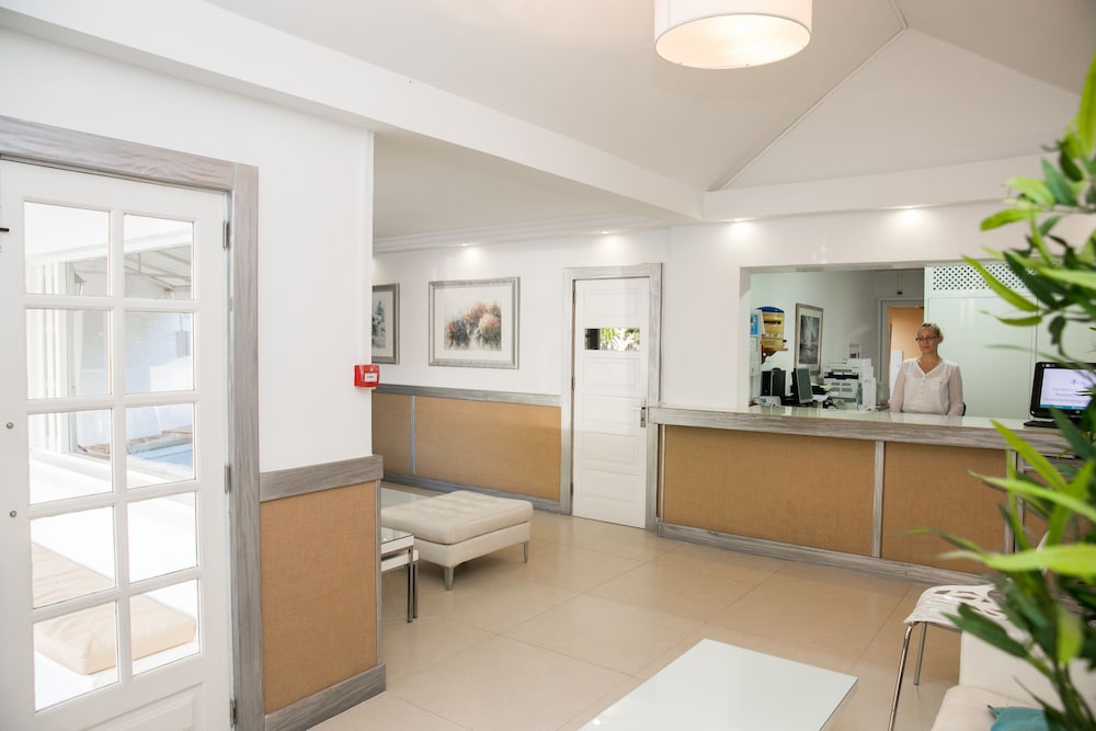 Apartamentos LIVVO Las Gaviotas — Hotel building in Puerto del Carmen, Canary Islands