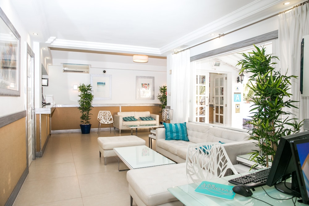 Apartamentos LIVVO Las Gaviotas — Hotel building in Puerto del Carmen, Canary Islands