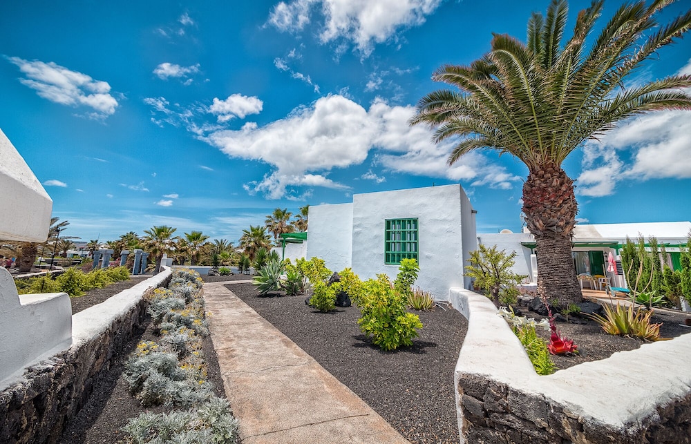 Apartamentos LIVVO Las Gaviotas — Hotel building in Puerto del Carmen, Canary Islands