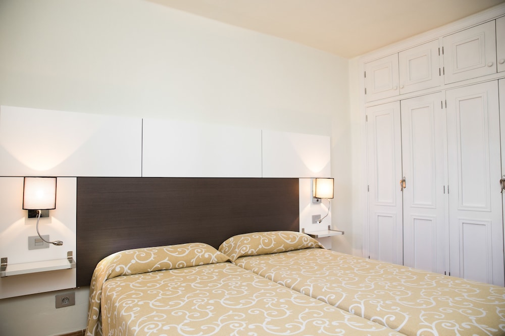 Apartamentos LIVVO Las Gaviotas — Hotel rooms in Puerto del Carmen, Canary Islands