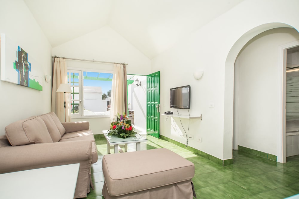 Apartamentos LIVVO Las Gaviotas — Hotel rooms in Puerto del Carmen, Canary Islands