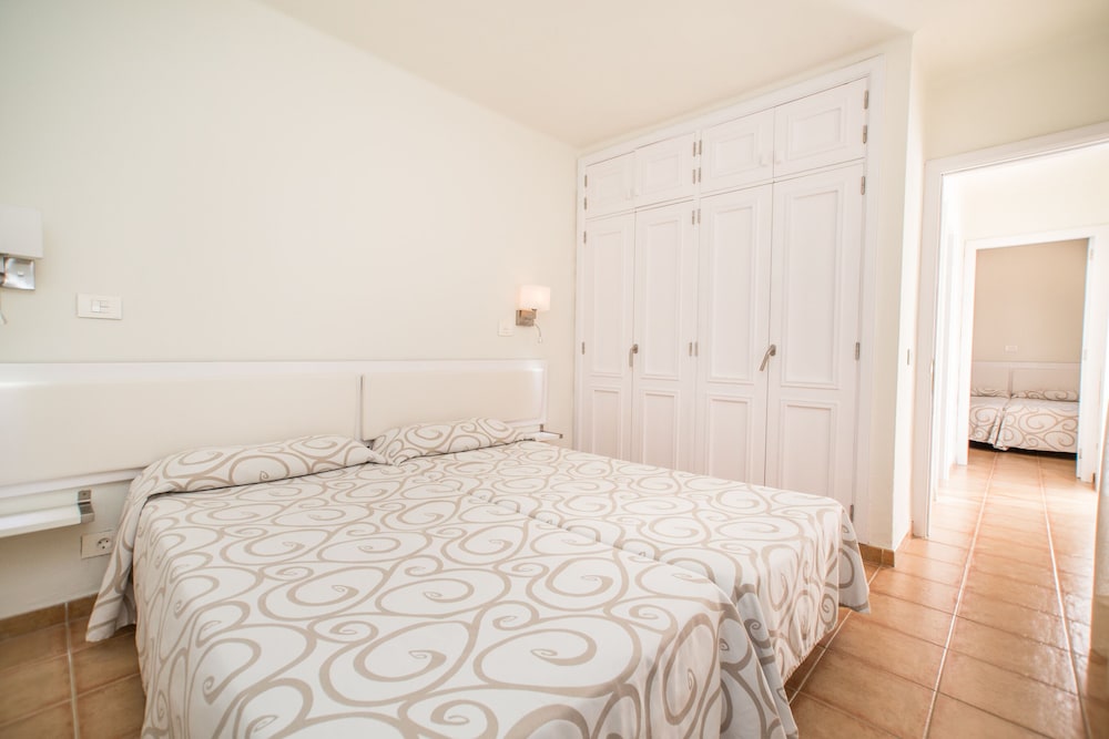 Apartamentos LIVVO Las Gaviotas — Hotel rooms in Puerto del Carmen, Canary Islands