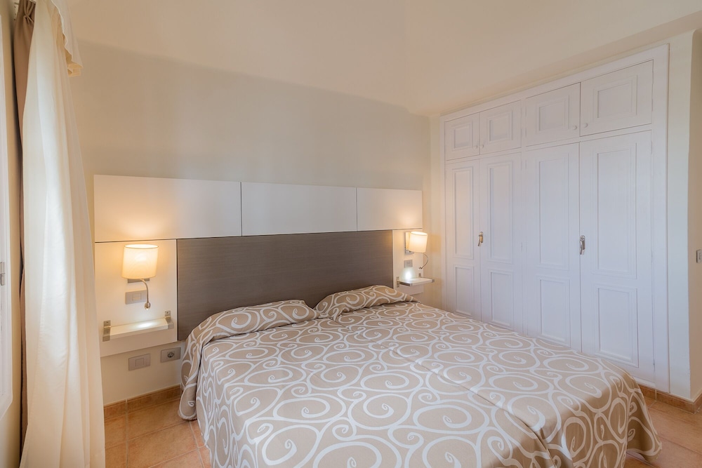 Apartamentos LIVVO Las Gaviotas — Hotel rooms in Puerto del Carmen, Canary Islands