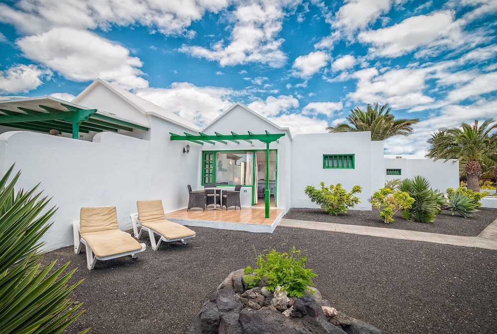 Apartamentos LIVVO Las Gaviotas — Hotel building in Puerto del Carmen, Canary Islands