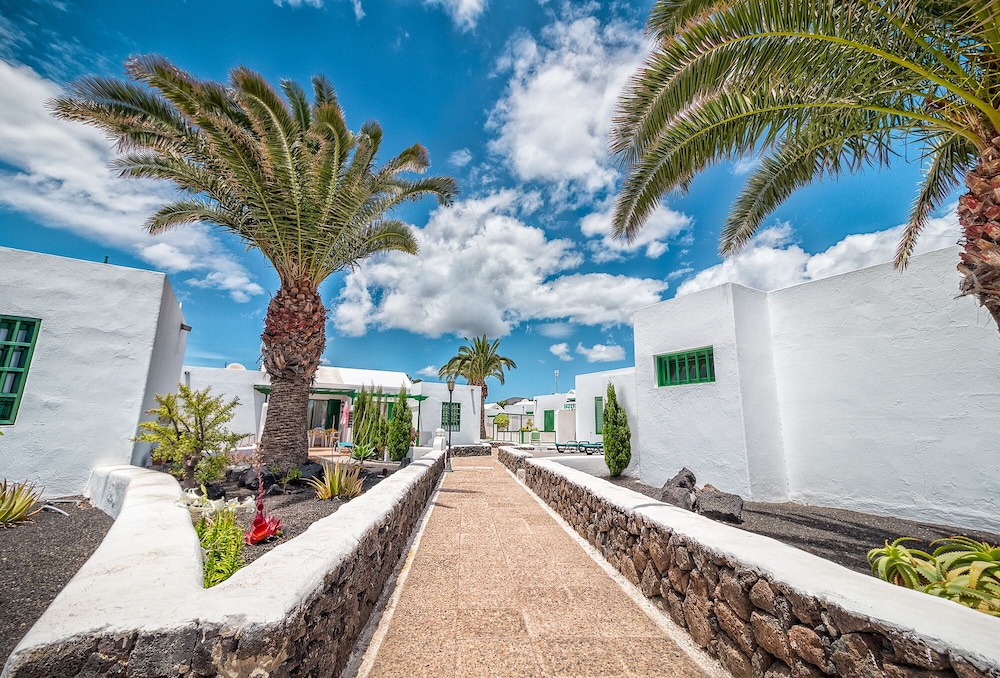 Apartamentos LIVVO Las Gaviotas — Hotel building in Puerto del Carmen, Canary Islands
