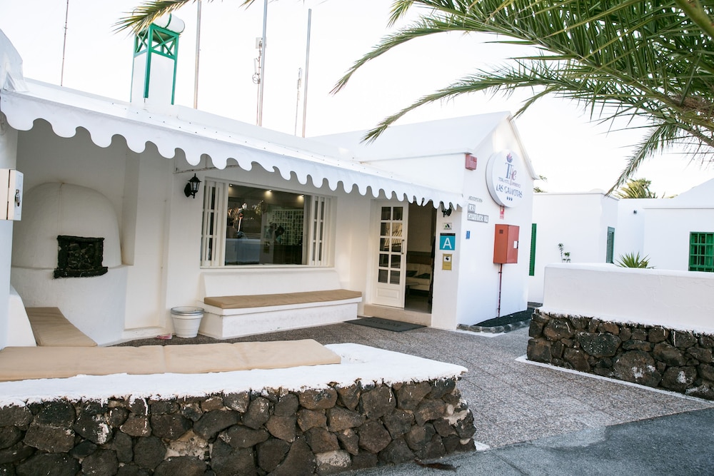 Apartamentos LIVVO Las Gaviotas — Hotel building in Puerto del Carmen, Canary Islands