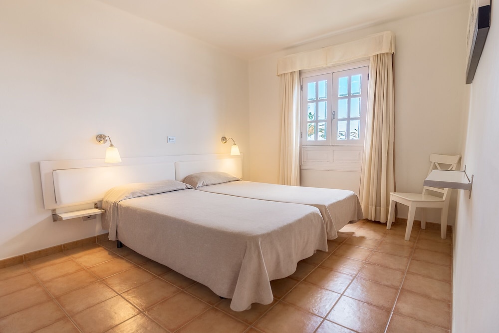 Apartamentos LIVVO Las Gaviotas — Hotel rooms in Puerto del Carmen, Canary Islands