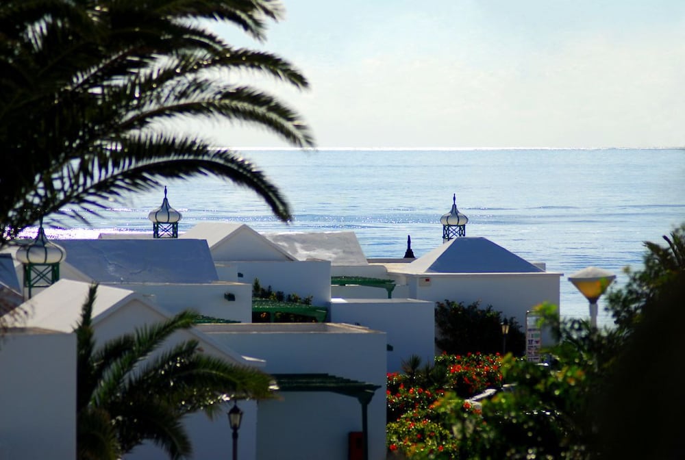 Apartamentos LIVVO Las Gaviotas — Hotel building in Puerto del Carmen, Canary Islands