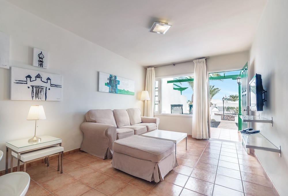 Apartamentos LIVVO Las Gaviotas — Hotel rooms in Puerto del Carmen, Canary Islands