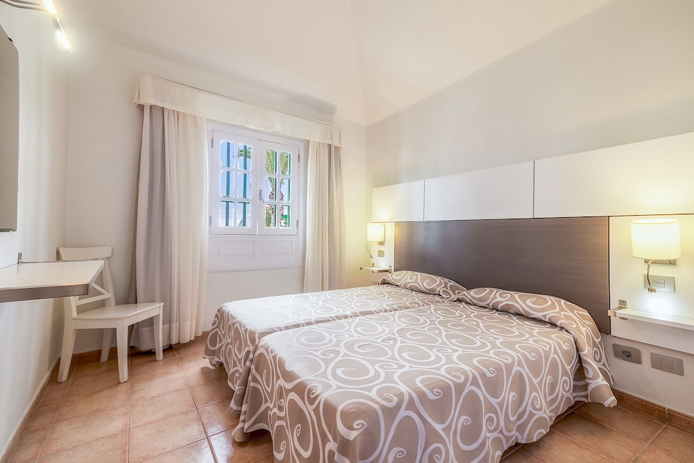 Apartamentos LIVVO Las Gaviotas — Hotel rooms in Puerto del Carmen, Canary Islands