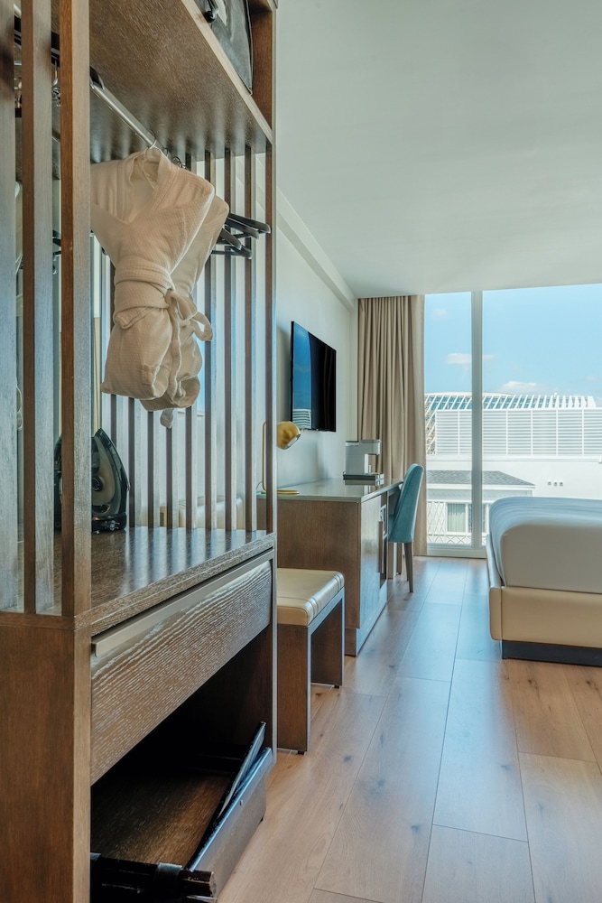 Iberostar Waves Miami Beach — Hotel rooms in Miami, Florida