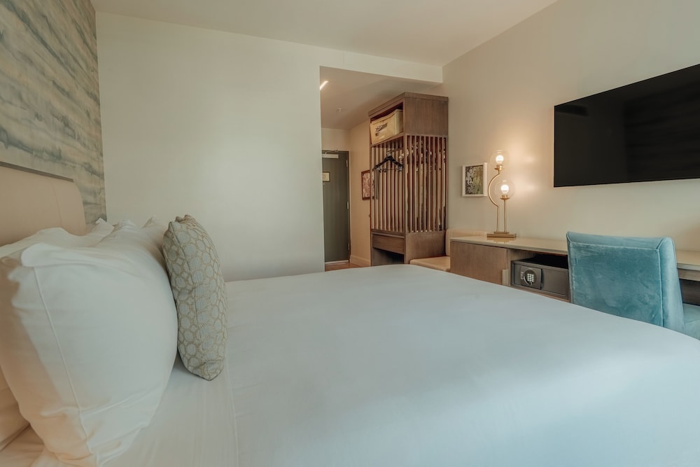 Iberostar Waves Miami Beach — Hotel rooms in Miami, Florida