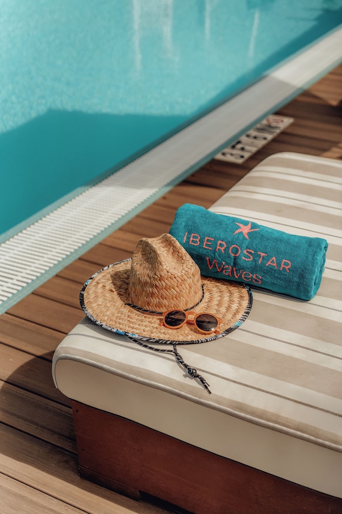 Iberostar Waves Miami Beach — Swimming pool in Miami, Florida