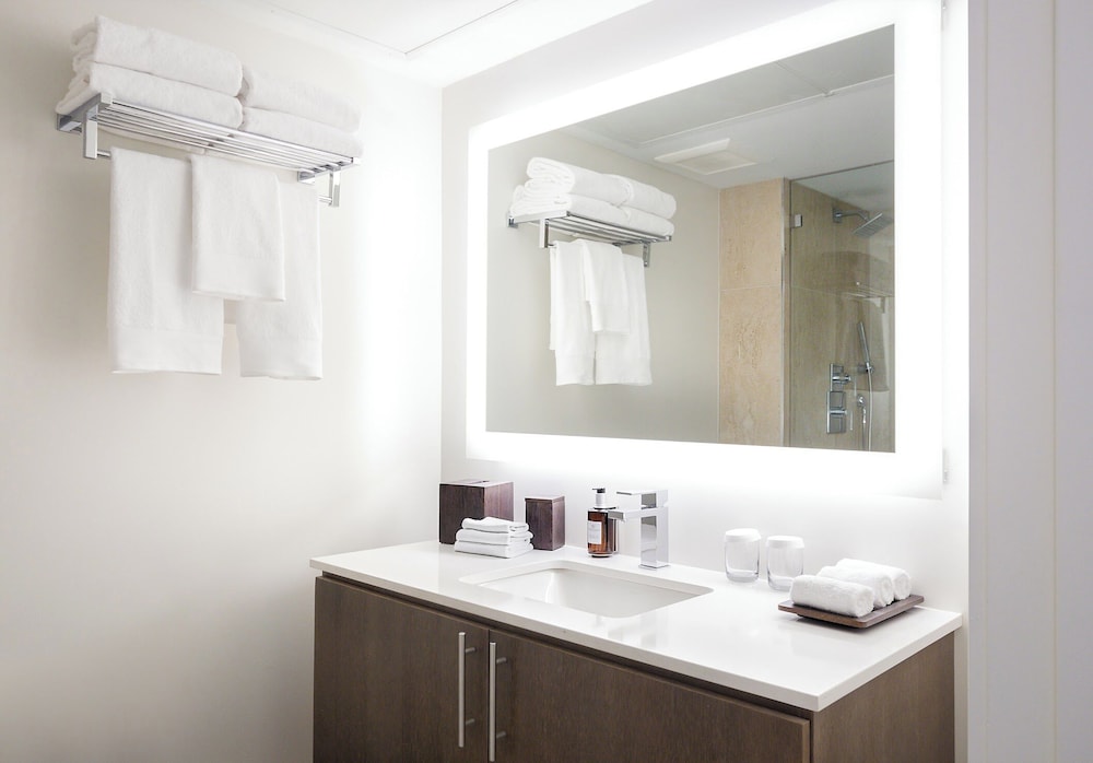 Iberostar Waves Miami Beach — Hotel rooms in Miami, Florida