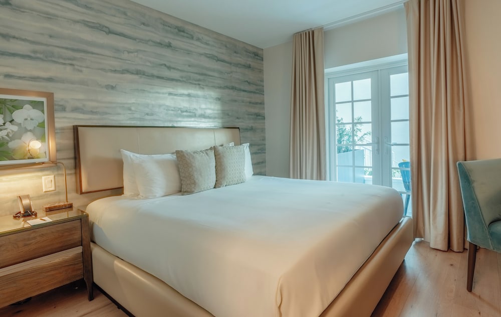 Iberostar Waves Miami Beach — Hotel rooms in Miami, Florida