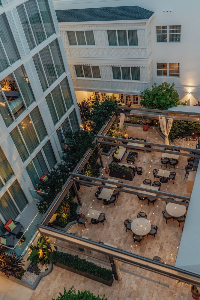 Iberostar Waves Miami Beach — Restaurant & bars in Miami, Florida