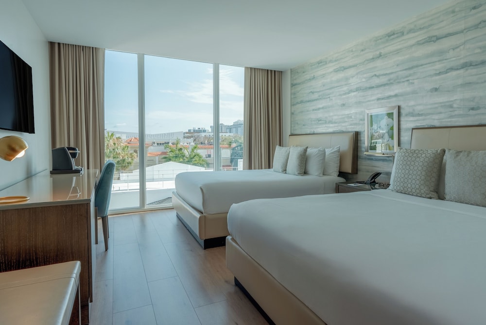 Iberostar Waves Miami Beach — Hotel rooms in Miami, Florida