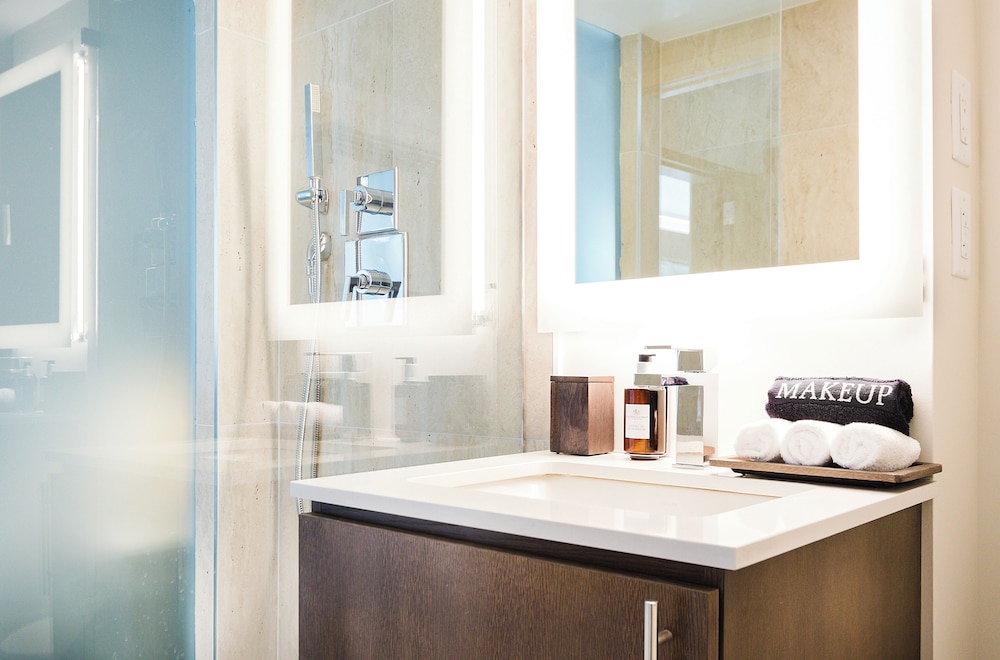 Iberostar Waves Miami Beach — Hotel rooms in Miami, Florida