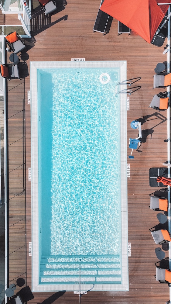 Iberostar Waves Miami Beach — Swimming pool in Miami, Florida