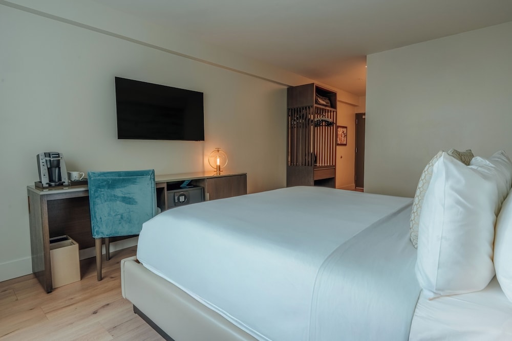 Iberostar Waves Miami Beach — Hotel rooms in Miami, Florida