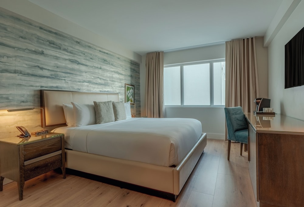 Iberostar Waves Miami Beach — Hotel rooms in Miami, Florida