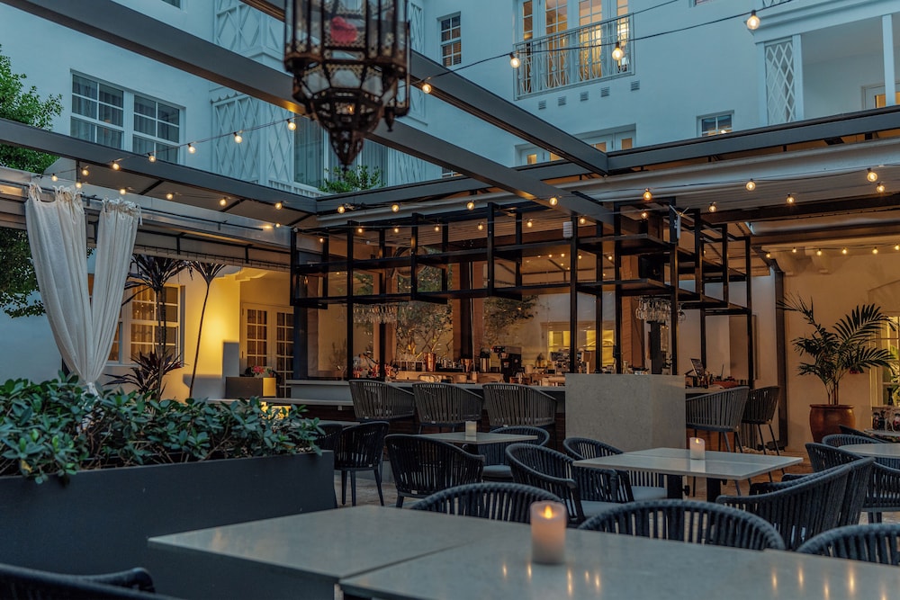 Iberostar Waves Miami Beach — Restaurant & bars in Miami, Florida