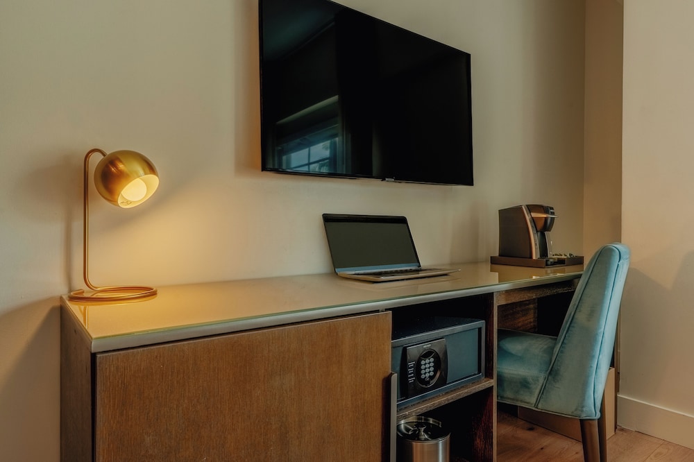 Iberostar Waves Miami Beach — Hotel rooms in Miami, Florida