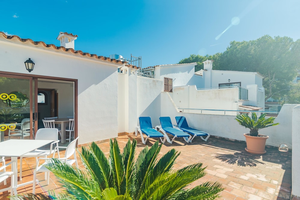 Flipflop Surfing Playa Apartments — Hotel building in Santa Ponca, Balearic Islands