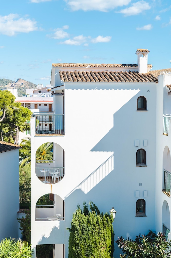 Flipflop Surfing Playa Apartments — Hotel building in Santa Ponca, Balearic Islands
