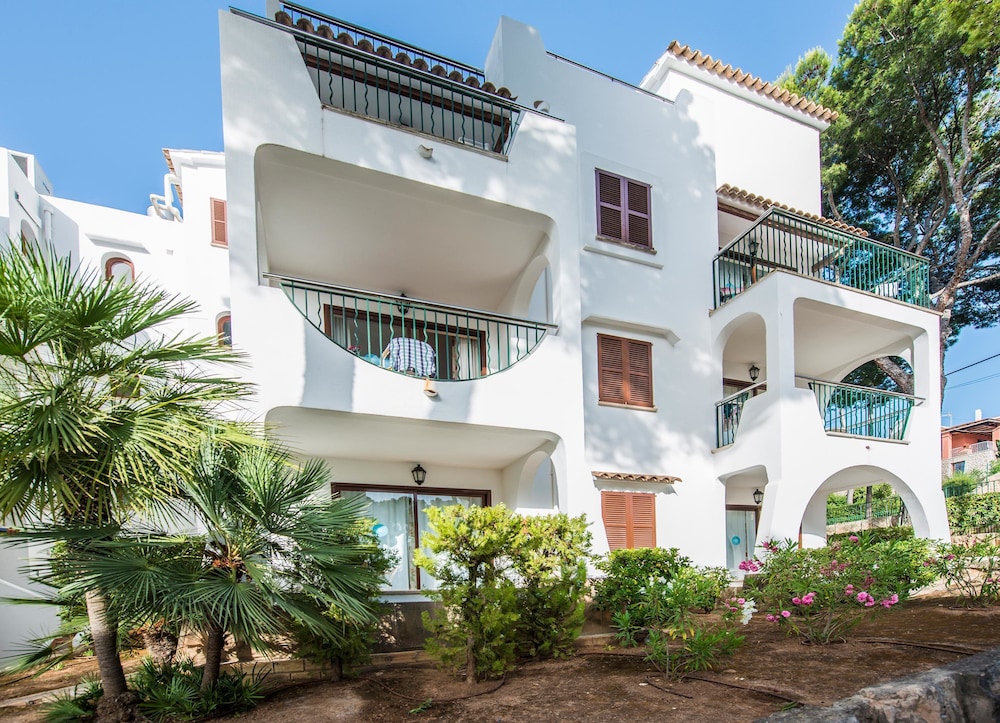 Flipflop Surfing Playa Apartments — Hotel building in Santa Ponca, Balearic Islands