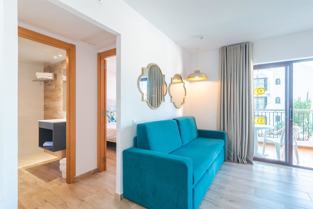 Flipflop Surfing Playa Apartments — Hotel rooms in Santa Ponca, Balearic Islands