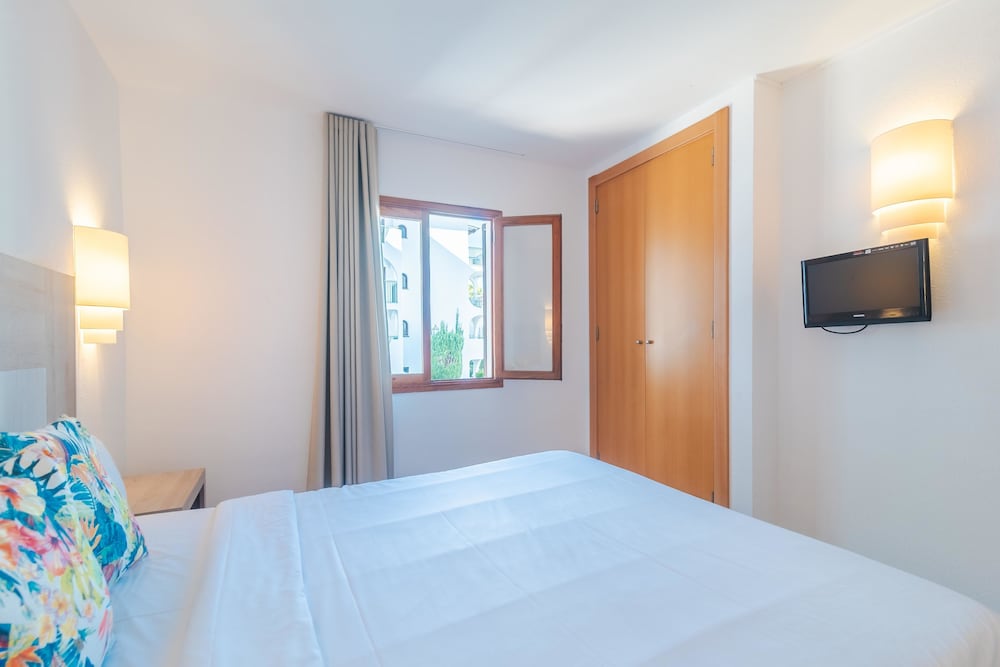 Flipflop Surfing Playa Apartments — Hotel rooms in Santa Ponca, Balearic Islands