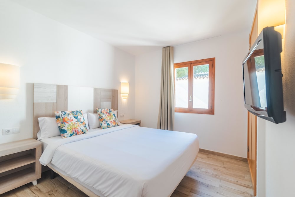 Flipflop Surfing Playa Apartments — Hotel rooms in Santa Ponca, Balearic Islands
