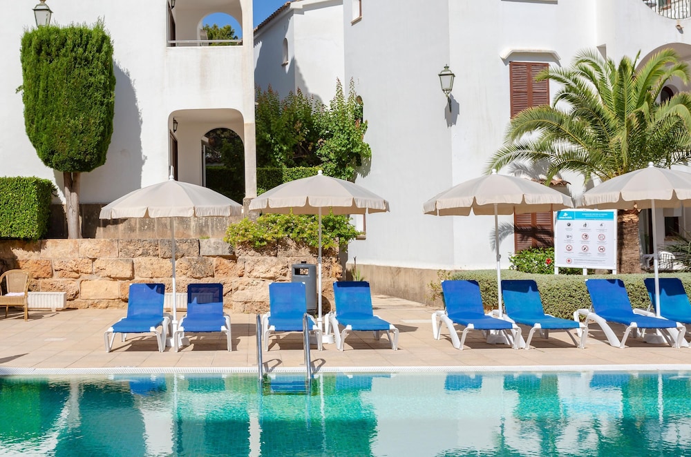 Flipflop Surfing Playa Apartments — Swimming pool in Santa Ponca, Balearic Islands