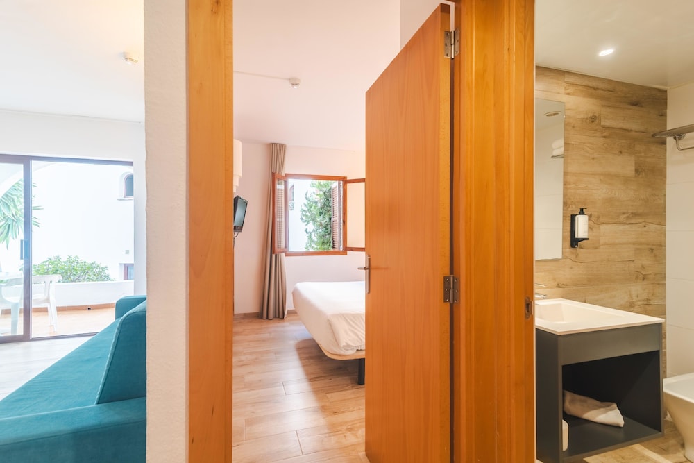 Flipflop Surfing Playa Apartments — Hotel rooms in Santa Ponca, Balearic Islands