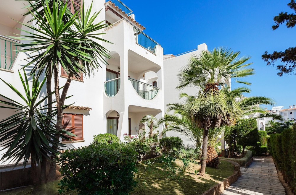 Flipflop Surfing Playa Apartments — Hotel building in Santa Ponca, Balearic Islands
