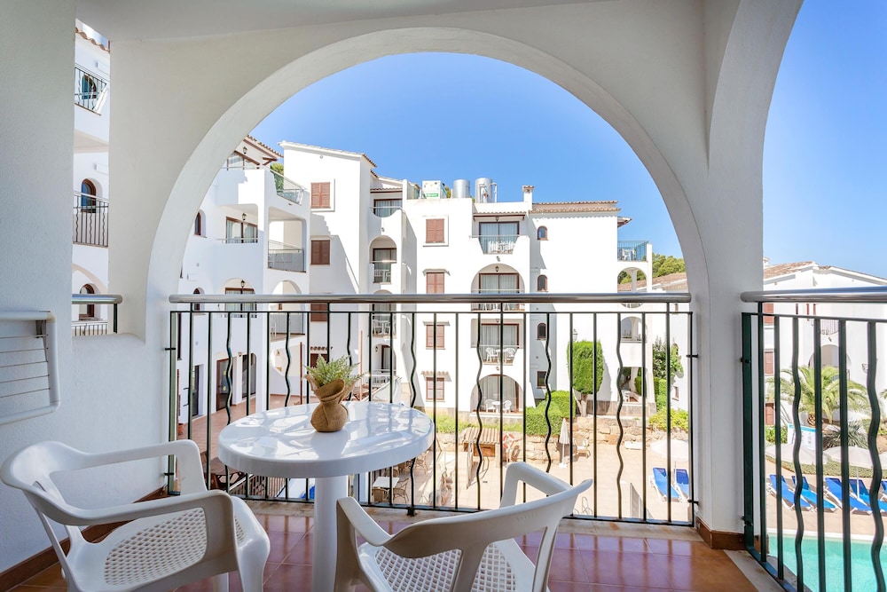 Flipflop Surfing Playa Apartments — Hotel building in Santa Ponca, Balearic Islands