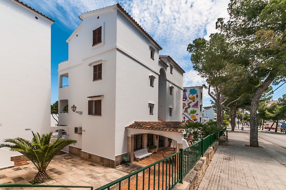 Flipflop Surfing Playa Apartments — Hotel building in Santa Ponca, Balearic Islands