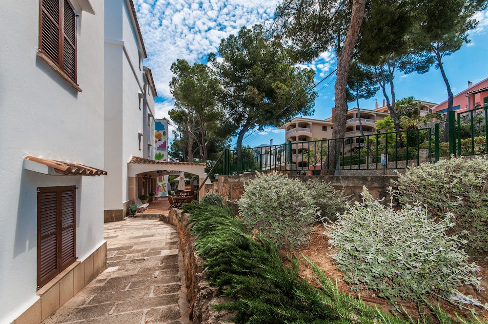 Flipflop Surfing Playa Apartments — Hotel building in Santa Ponca, Balearic Islands