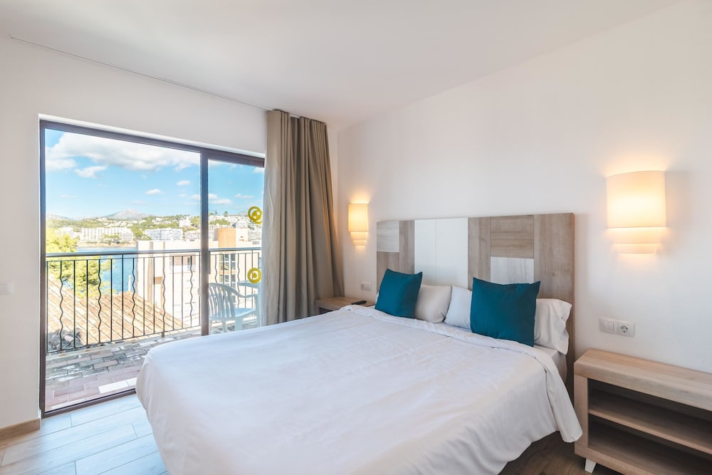 Flipflop Surfing Playa Apartments — Hotel rooms in Santa Ponca, Balearic Islands