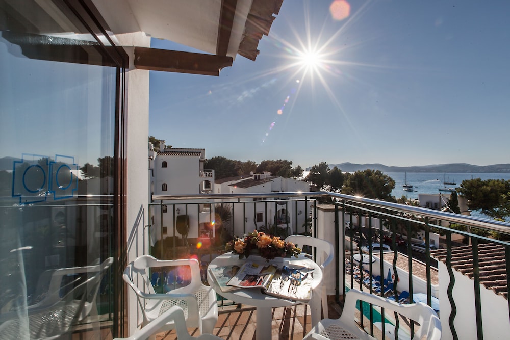 Flipflop Surfing Playa Apartments — Hotel building in Santa Ponca, Balearic Islands