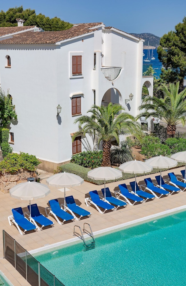 Flipflop Surfing Playa Apartments — Swimming pool in Santa Ponca, Balearic Islands