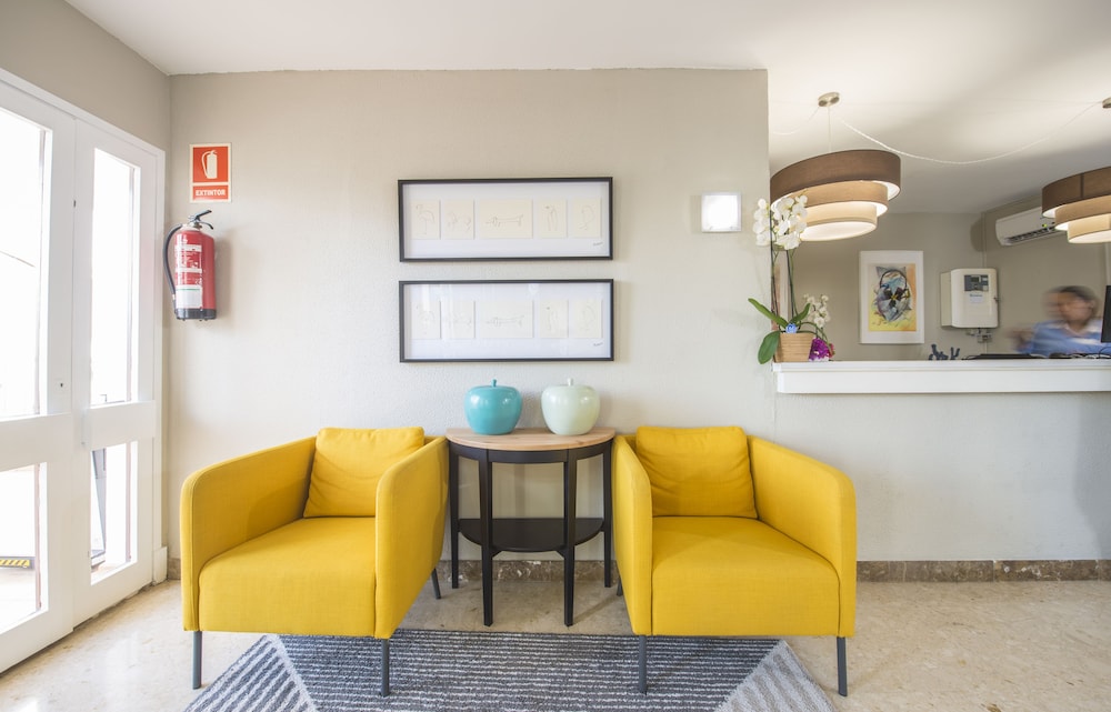 Flipflop Surfing Playa Apartments — Hotel rooms in Santa Ponca, Balearic Islands