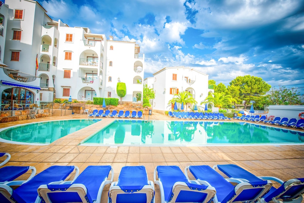 Flipflop Surfing Playa Apartments — Swimming pool in Santa Ponca, Balearic Islands
