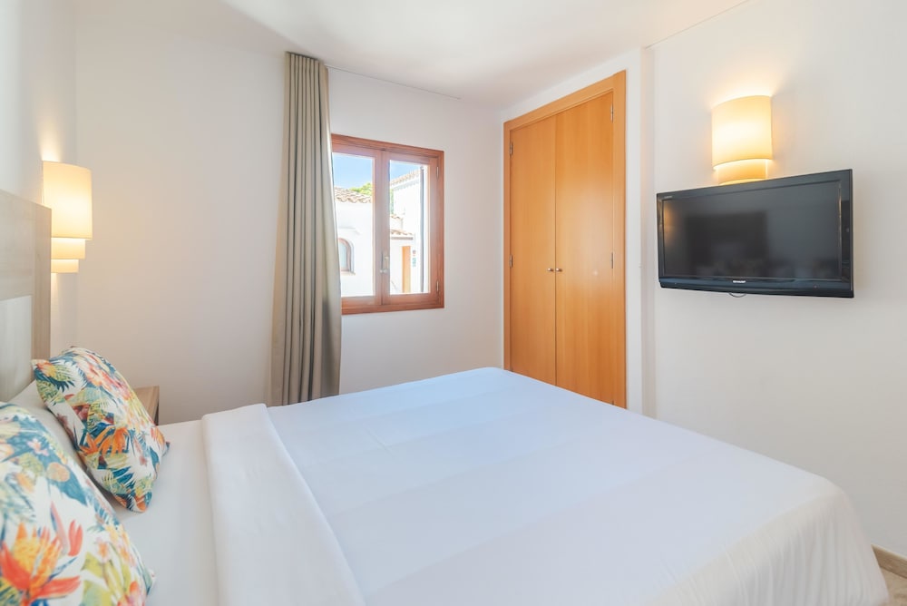 Flipflop Surfing Playa Apartments — Hotel rooms in Santa Ponca, Balearic Islands