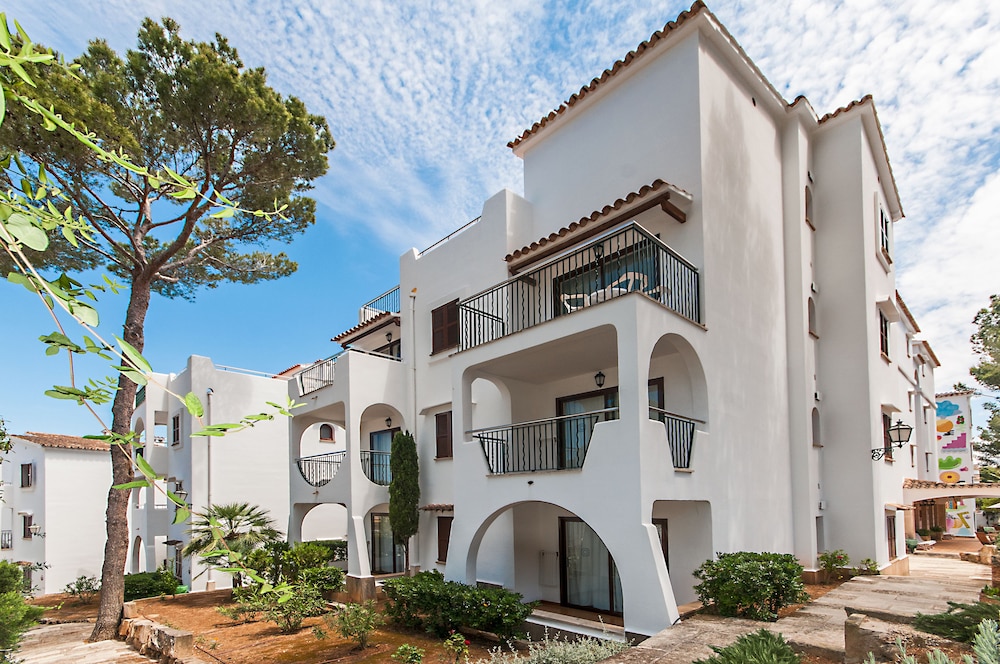 Flipflop Surfing Playa Apartments — Hotel building in Santa Ponca, Balearic Islands