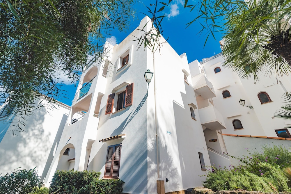 Flipflop Surfing Playa Apartments — Hotel building in Santa Ponca, Balearic Islands
