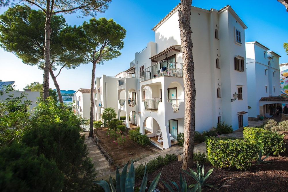 Flipflop Surfing Playa Apartments — Hotel building in Santa Ponca, Balearic Islands