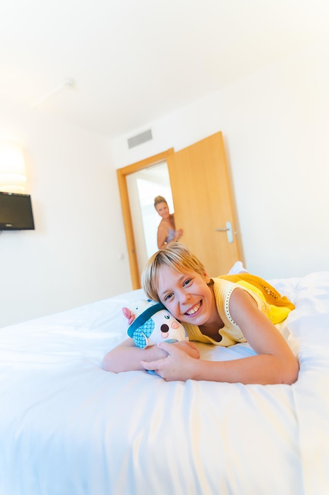 Flipflop Surfing Playa Apartments — Hotel rooms in Santa Ponca, Balearic Islands